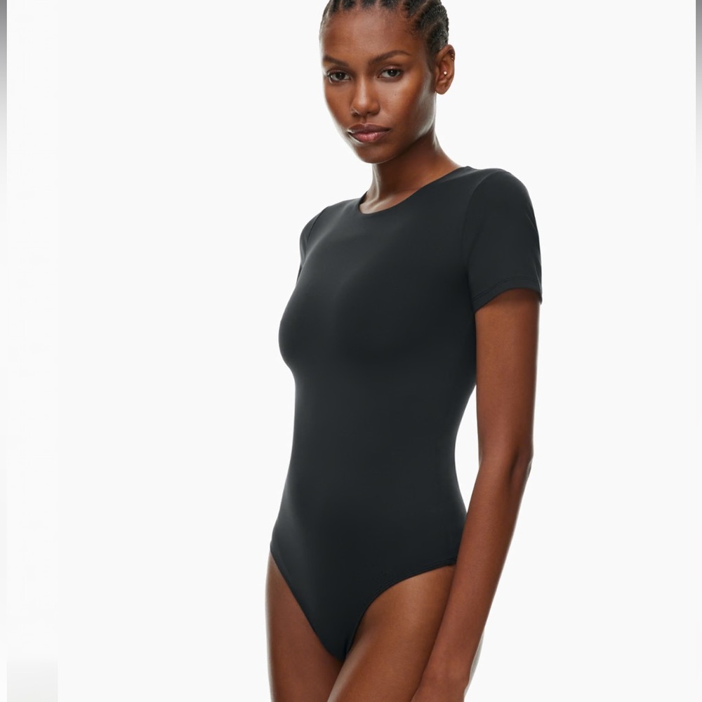 Aritzia Contour Crew Shortsleeve Bodysuit